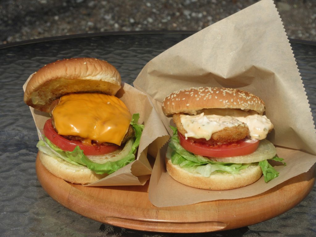 チーズバーガーとフィッシュバーガー