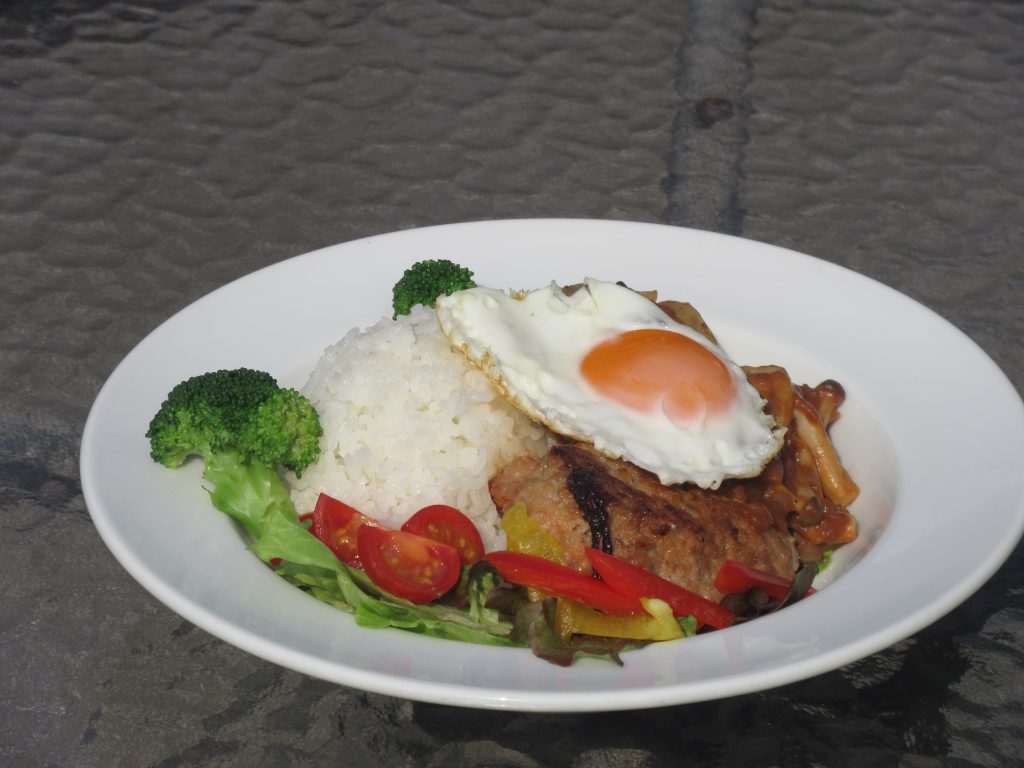 目玉焼きをのせたロコモコ