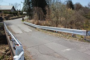 小さな橋を渡る直線道路