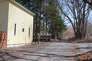 黄色い建物のそばの砂利道、到着付近